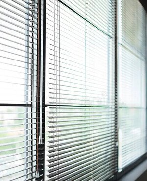 Жалюзи на окно без сверления